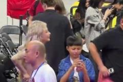 挺代派啊!宏远老板娘金发露脐,身材修长很显眼