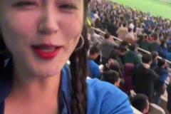 于汉超打进扳平进球,看台上的申花美女球迷可激动坏了!