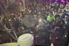 山西球迷是真热血啊!此前曾围堵广厦大巴齐声骂:许钟豪傻X