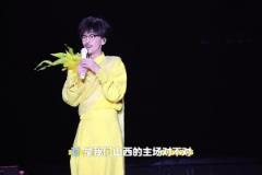 山西闹他!周传雄太原演唱会现场带领歌迷为山西男篮加油助威