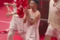 山西球迷朝徐杰大喊“徐杰晚安”,徐杰拍手微笑回应