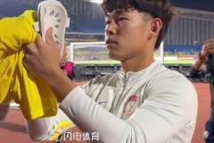 泰山队5-1大胜青岛西海岸,赛后何小珂单独谢场