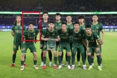 赛前已得知?浙江首发合影似乎特意空出一人,此前合影未分散过