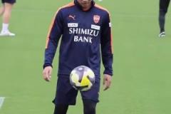 看看日本前国脚乾贵士的颠球!这节奏太舒服了