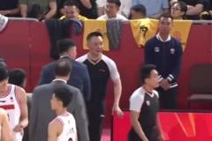 直接上国骂杜锋赛中怒喷闫军:CTMD,对面拉人违体你不判