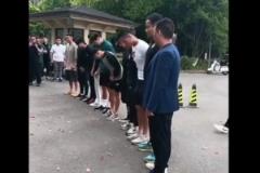 戴帽鞠躬引争议!王钰栋等浙江队球员鞠躬默哀悼念布彭扎