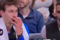 魔术对老鹰,导播镜头给到场边大雷,太惹眼了