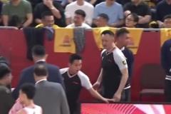 被联盟罚款2万!杜锋上场怒喷主裁判:CTMD,对面拉人你不判