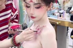 因坐老詹身后爆火的美女球迷周麟嘉,这古装装扮真绝了