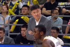 名场面诞生?迪亚洛投进三分球之后遭到杜锋怒骂 无奈捂耳朵