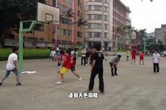 182篮球网红肘姐晒1v1视频配文:握手不是抱歉而是大哥得练