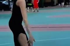 又美又飒!俄罗斯美女EraShera穿高跟裙子在篮球场上打球