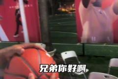 像黑人小伙在中国用中文表示:我是爱德华兹的远房亲戚