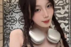 坏了依帆知道自己有姿色了,这是拜仁输球了开始放飞自我啦