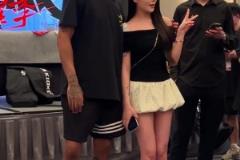 女球迷找罗斯合影,这姿色,罗斯也忍不住多聊两句