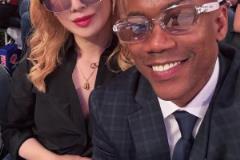 嫂子不错的!马布里带着新婚夫人汪妤凌一块观战尼克斯季后赛~