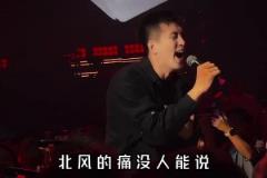 第一句就走步了!当郭艾伦唱王力宏的爱错时