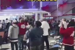 船蜜们回家喽!快船球迷在主场外庆祝G2胜利,直觉巨蛋见