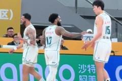 当韦瑟斯庞在场上失去冷静,是19岁的杨瀚森第一个过来劝住了他。