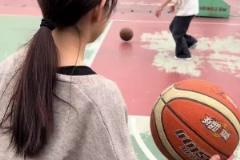 女大学生三步上篮虽然菜,但真的可爱呀