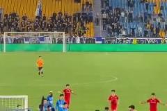 中甲南通vs重庆爆发冲突,工作人员抄起板凳就砸过去了