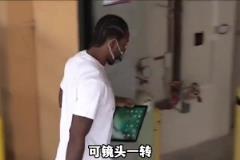 我卡社恐!看手机避镜头 只是他躲避社交的一种方式