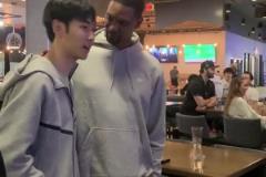 炸裂同框!中国NBA潜力股张博源保龄球场偶遇热火名宿波什