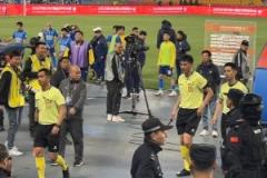 南通主场球迷完赛后疯狂“问候”主裁判,砸水杯