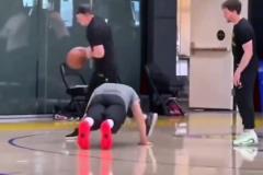 东契奇和助教比罚篮输了,只能乖乖趴下做俯卧撑....