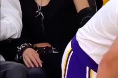 项链手链庞克风?湖人场边这位看球的小姐姐会打扮呀