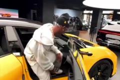 战绩不好还来买车?热刺中场比苏马现身伦敦超跑店