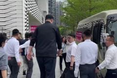 2米26什么概念?在姚明面前,中巴车简直成了小面包