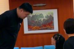 小朋友:我是叫你先生还是老师?姚明幽默回应:下次叫我小姚就行