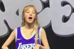 宋雨琦穿詹姆斯的球衣真的很漂亮、很可爱、很酷哦!