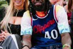 女友低胸装太抢眼!贝弗利现场观看快船比赛!
