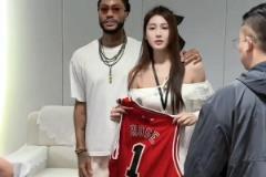 羡慕了!罗斯美女球迷如愿与偶像合影