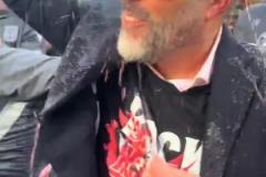 太酷了！亚马尔夺冠后，给弟弟也带上了墨镜！