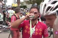 享受生活!阿扎尔参加自行车赛,赛后还喝了瓶啤酒