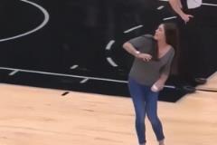 迪亚洛篮下和杰曼缠斗迪亚诺搂脖子+挥拳,裁判回看后维持杰曼普通犯规吹罚