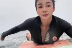 这体格!源哥又去冲浪了:在海里就会莫名其妙地觉得快乐~