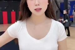 黑丝包臀裙!你说摆拍吧,她又有点东西