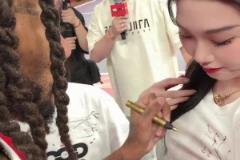 关键这签名的位置?罗斯给国产卡戴珊肘姐衣服上签名~