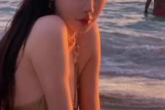 身材太顶了!美女詹密周麟嘉在海边游玩:由内而外自在发光的快乐