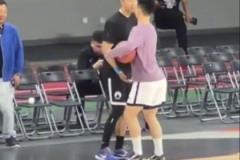这么亲密吗?前CBA球员曹岩打招呼先摸对方老二