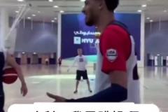 两个新生代顶流!名场面:笑哭!华子模仿哈里伯顿投篮!