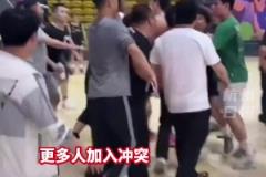 篮球场两男子起口角直接过肩摔 男子女友赶来劝架结果?