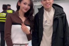 这颜值阔以的哈!美女粉丝和陈盈骏&周琦合影~