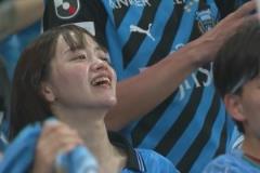 靓丽风景线!川崎前锋取得进球!看台美女球迷挥舞围巾庆祝!