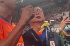 欢迎回家!赛前蒿俊闵指导青岛海牛球员热身
