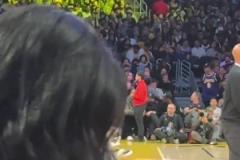 球瘾来了!欧文观战湖人比赛,没忍住拿了个球来运